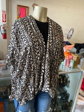 Forever 21 Black and Cream Floral Print Kimono